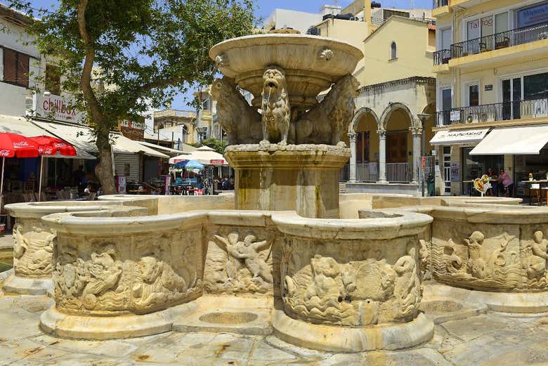 Davanti alla fontana del Morosini