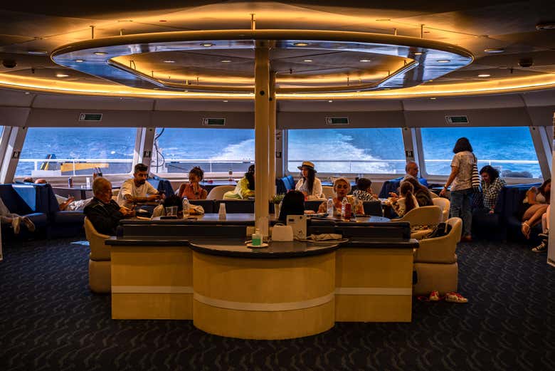 No interior do barco