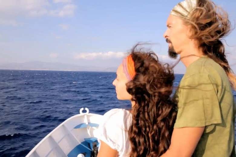 Contemplando il mare dall'imbarcazione