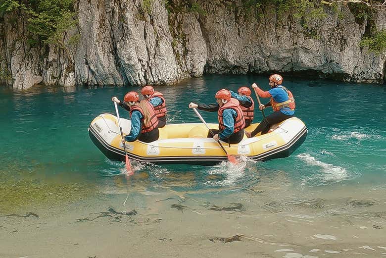 Pagayez sur la rivière Voïdomátis