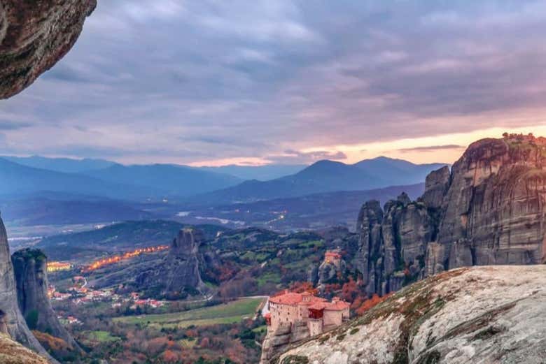 Admirando as vistas de Metéora ao entardecer