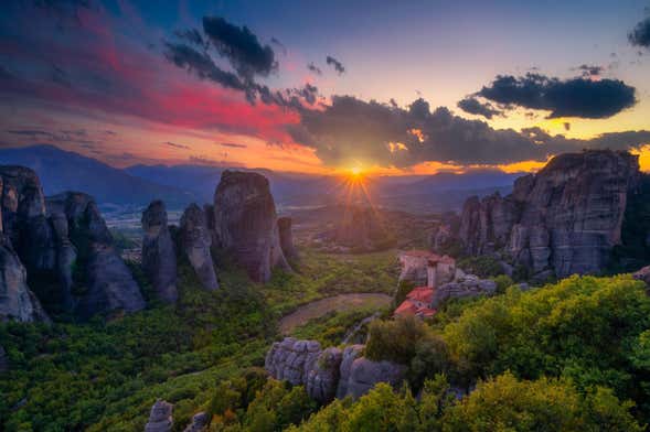 Trilha por Metéora ao entardecer