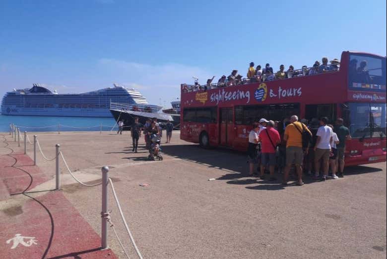 Preparados para subir a bordo del autobús