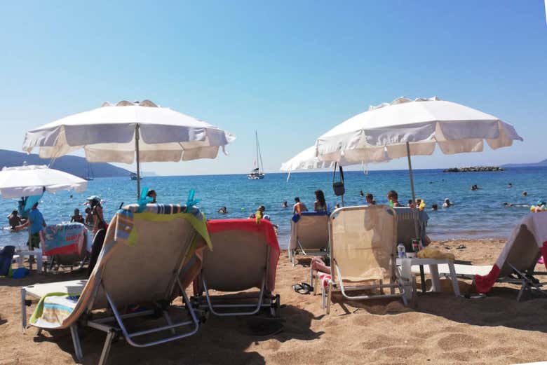 Tumbonas en la playa de Kourouta