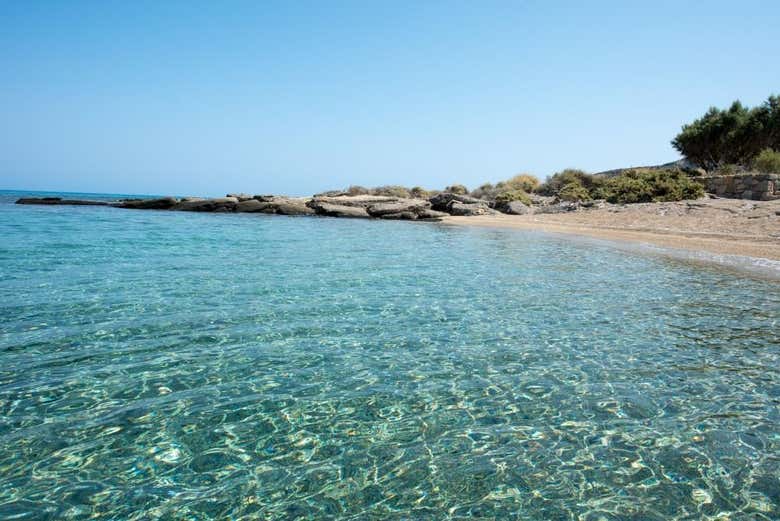Eaux cristallines au large de la côte de l'île de Koufonissia