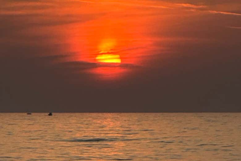 Il tramonto riflesso sulle acque di Agios Georgios