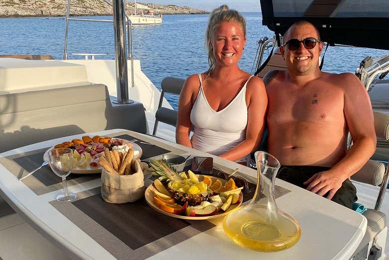 Una coppia si gode una deliziosa cena a bordo