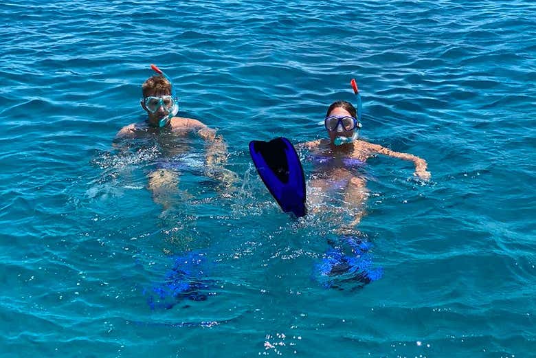Una coppia fa snorkeling ad Agios Georgios