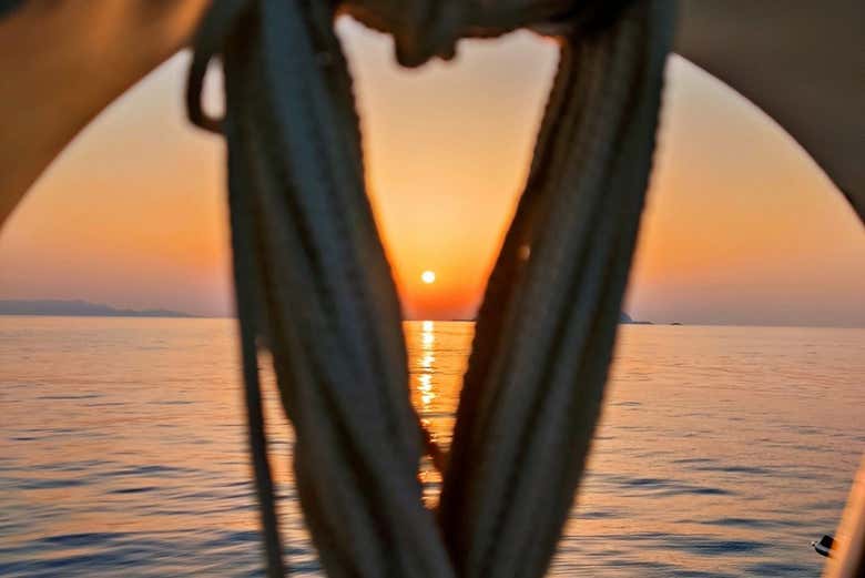 Il sole cala sull'orizzonte del mare