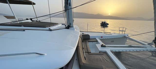 Paseo en barco al atardecer por Agios Georgios