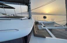 Passeio de barco ao entardecer em Agios Georgios