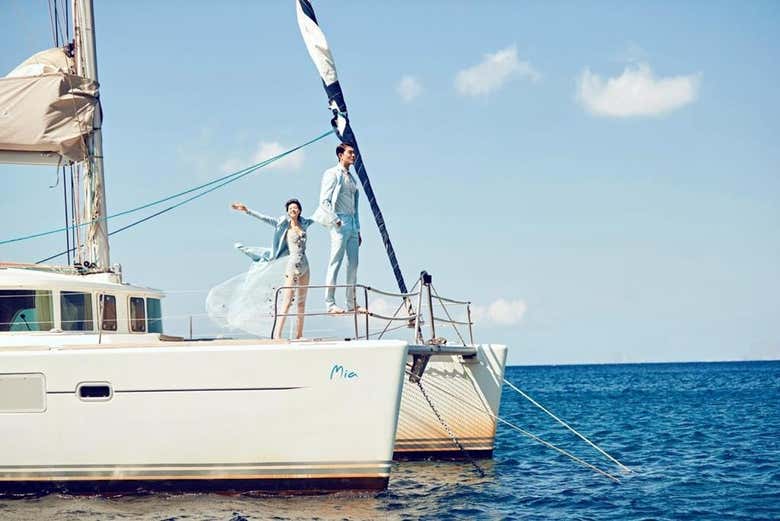 Disfrutando del tour en catamarán por Milos y Políegos