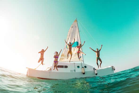 Fiesta en barco por Mykonos al atardecer