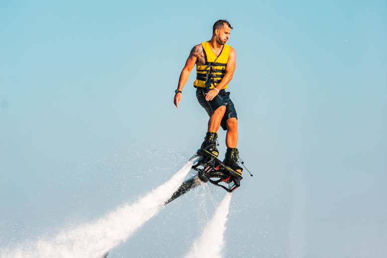 Faites des acrobaties en flyboard