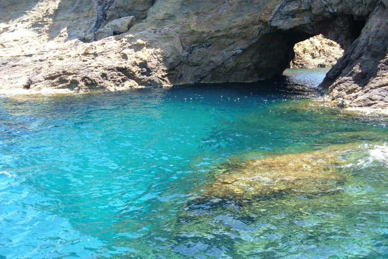 Entrez dans les grottes marines