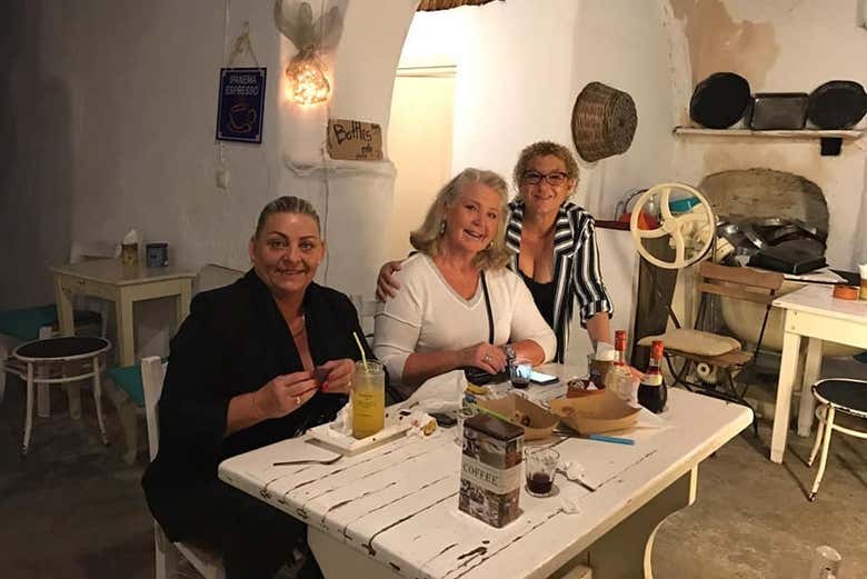 Disfrutando de una bebida en Mykonos