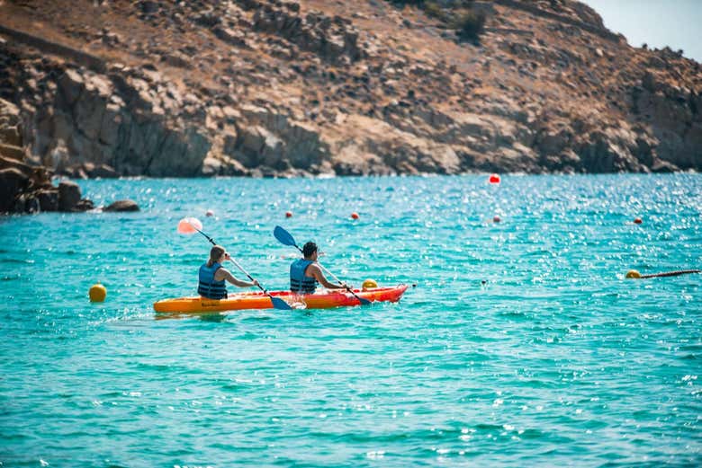 Remando por la costa sur de Mykonos