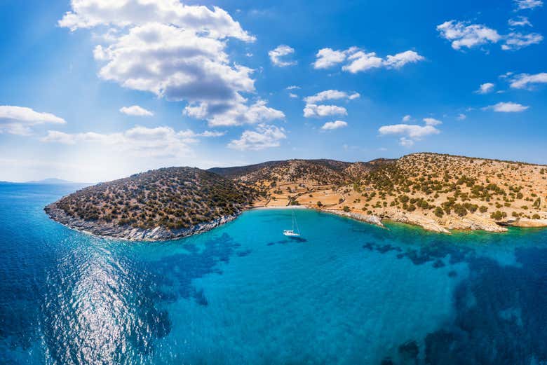 Sail along the coast of Naxos