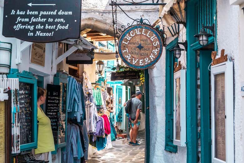 Puestos de artesanías en las calles de Naxos