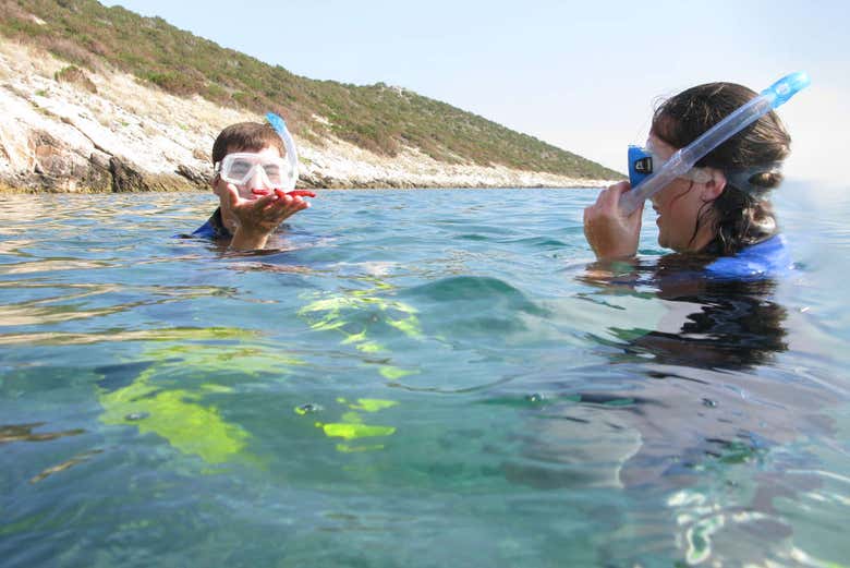 Encontrando uma estrela-do-mar na baía de Schinias