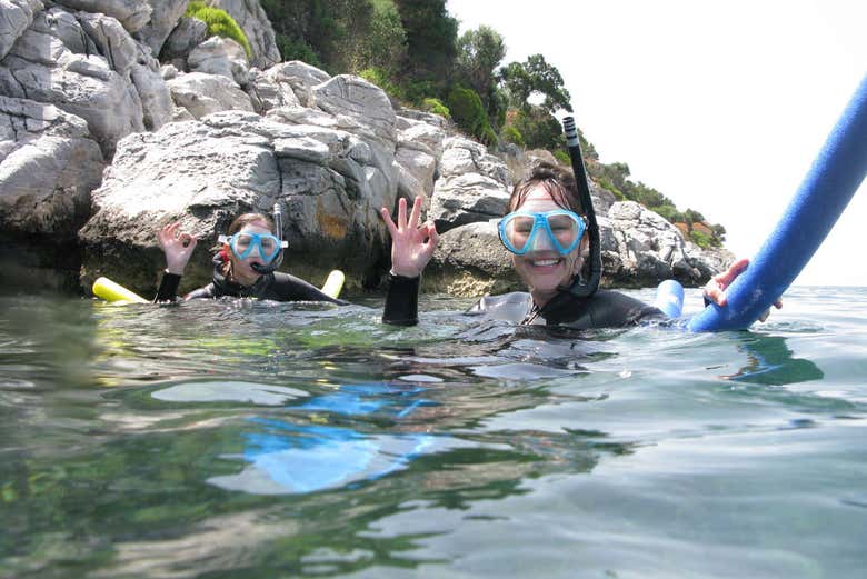 Amigos aproveitando o dia de mergulho com snorkel