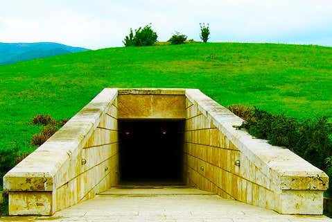 Acceso a las tumbas de Vergina