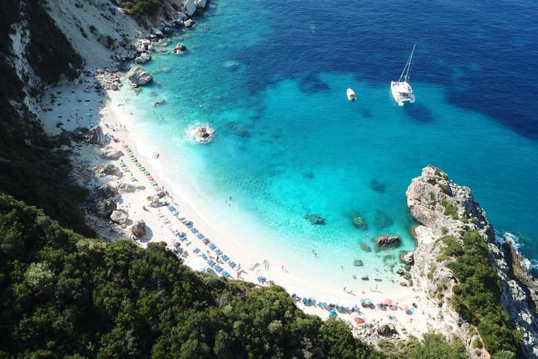 Vista aerea della spiaggia di Agiofili