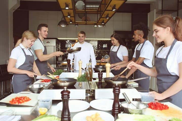 Durante a aula de cozinha grega