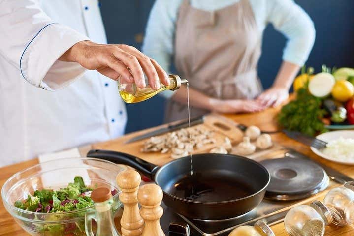Versando l'olio d'oliva in una padella