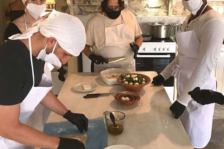 Elaborando um prato da Grécia