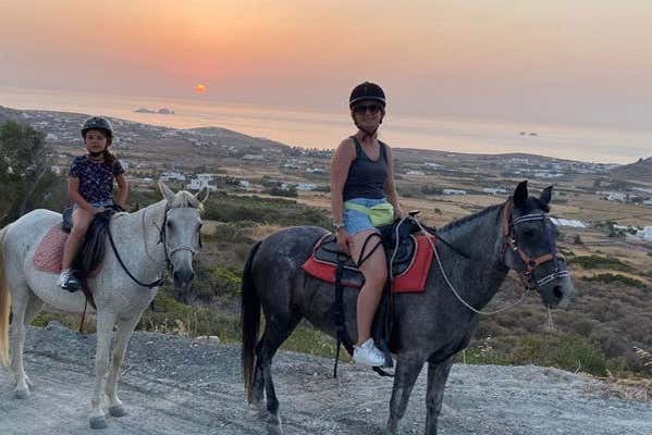 Vue sur Paros au coucher de soleil