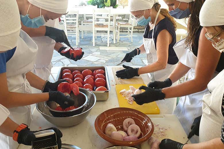 Pelando tomates assados que usaremos mais tarde