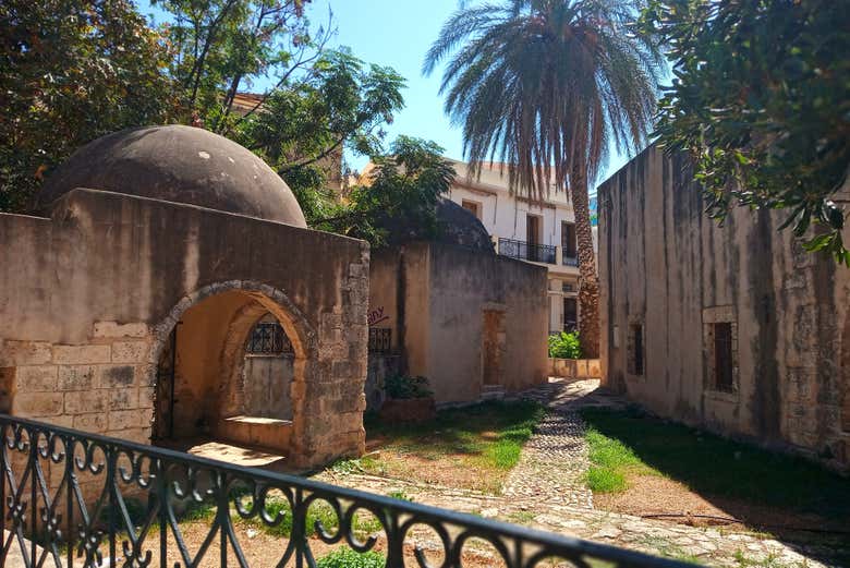 Caminaremos por el casco antiguo de Rétino
