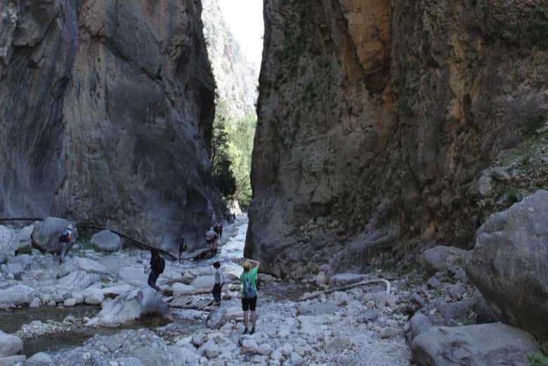 Vous découvrirez les immenses parois rocheuses des gorges