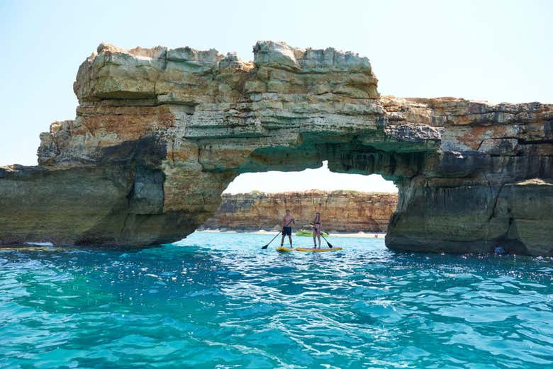 Pasando bajo un arco natural de roca