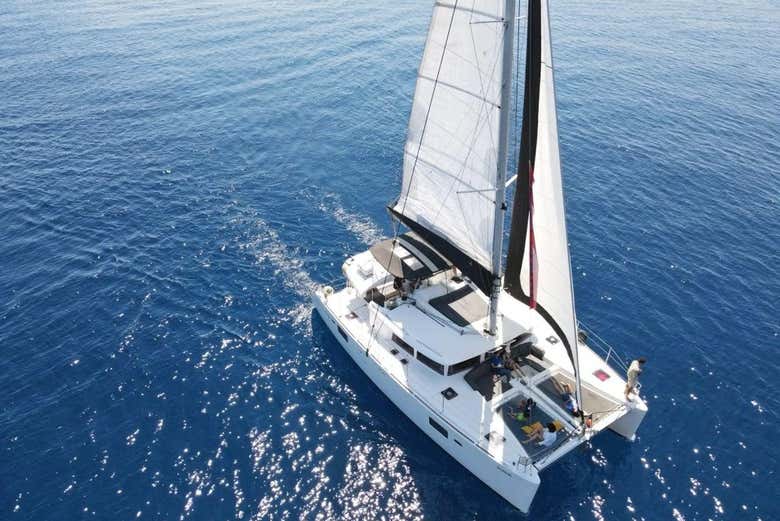 Catamarán navegando por la costa norte de Creta