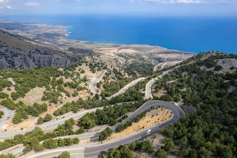 Vue panoramique sur la route de montagne des gorges d'Imbros
