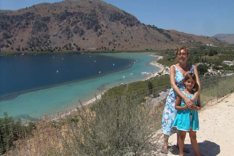 Posando junto al lago Kournas