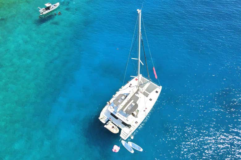 Catamarán rodeado de las aguas cristalinas de Creta