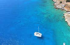 Paseo en catamarán con comida y barra libre