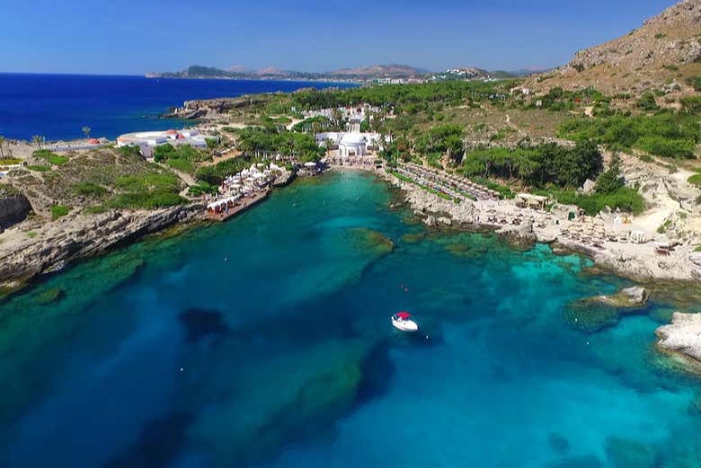 Catamaran le long des plages de Rhodes