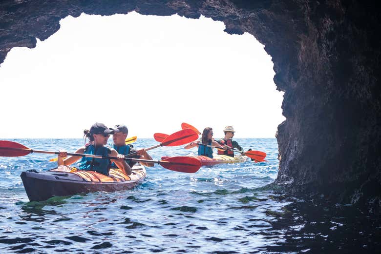 Entrer dans la grotte en kayak