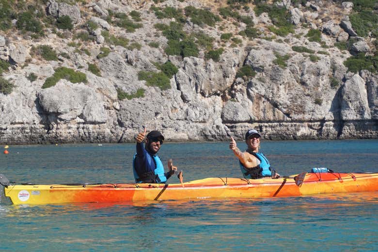 Un couple en train de faire du kayak