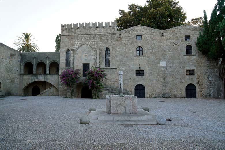 Patio de piedra en Rodas 