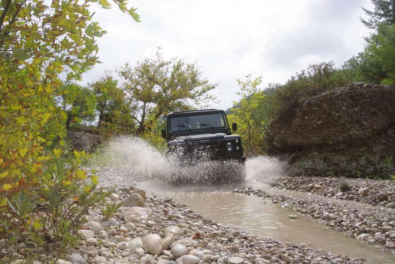4x4 atravessando um riacho em Rodes