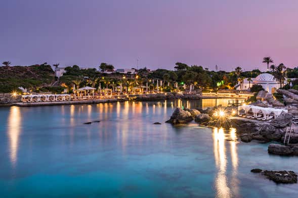 Paseo en catamarán al atardecer con cena