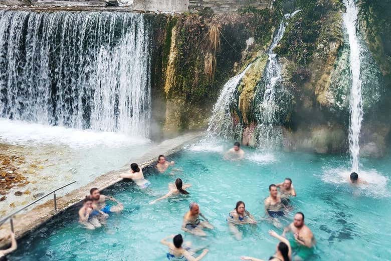 Pessoas tomando banho nas fontes termais de Pozar