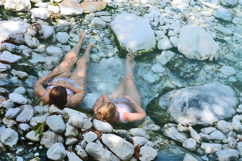 Duas meninas relaxando nas fontes termais de Pozar