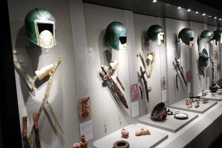 Capacetes expostos no sítio arqueológico de Pela