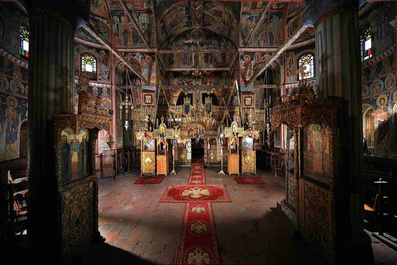 Entrez dans deux des six monastères des Météores